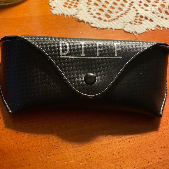 EUC DIFF Rise Cateye Sunglasses. Black & White Frames w/Blue Mirrored Lenses. - Picture 8 of 10